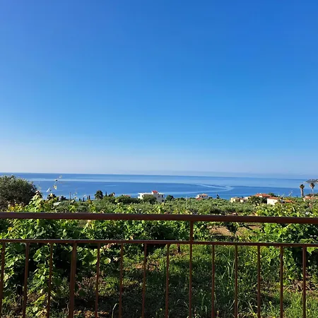 بيت للعطل Takis Bizos House 1