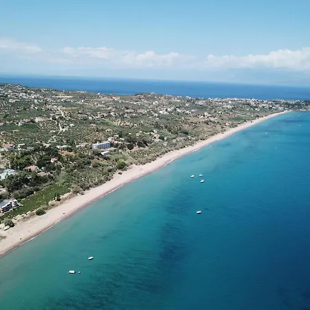 Takis Bizos House 1 Hébergement de vacances *